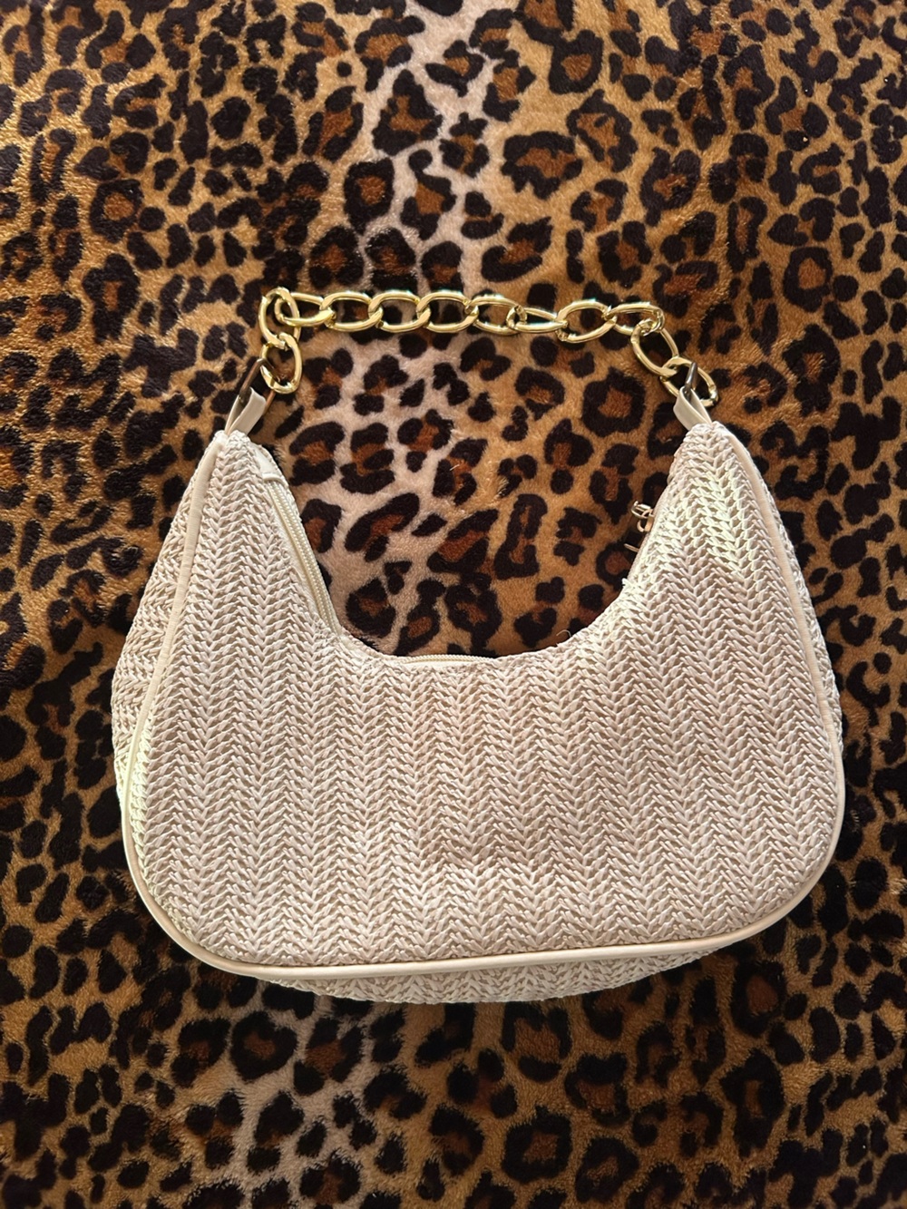 Stylish Cream Woven Shoulder Bag with Gold Chain